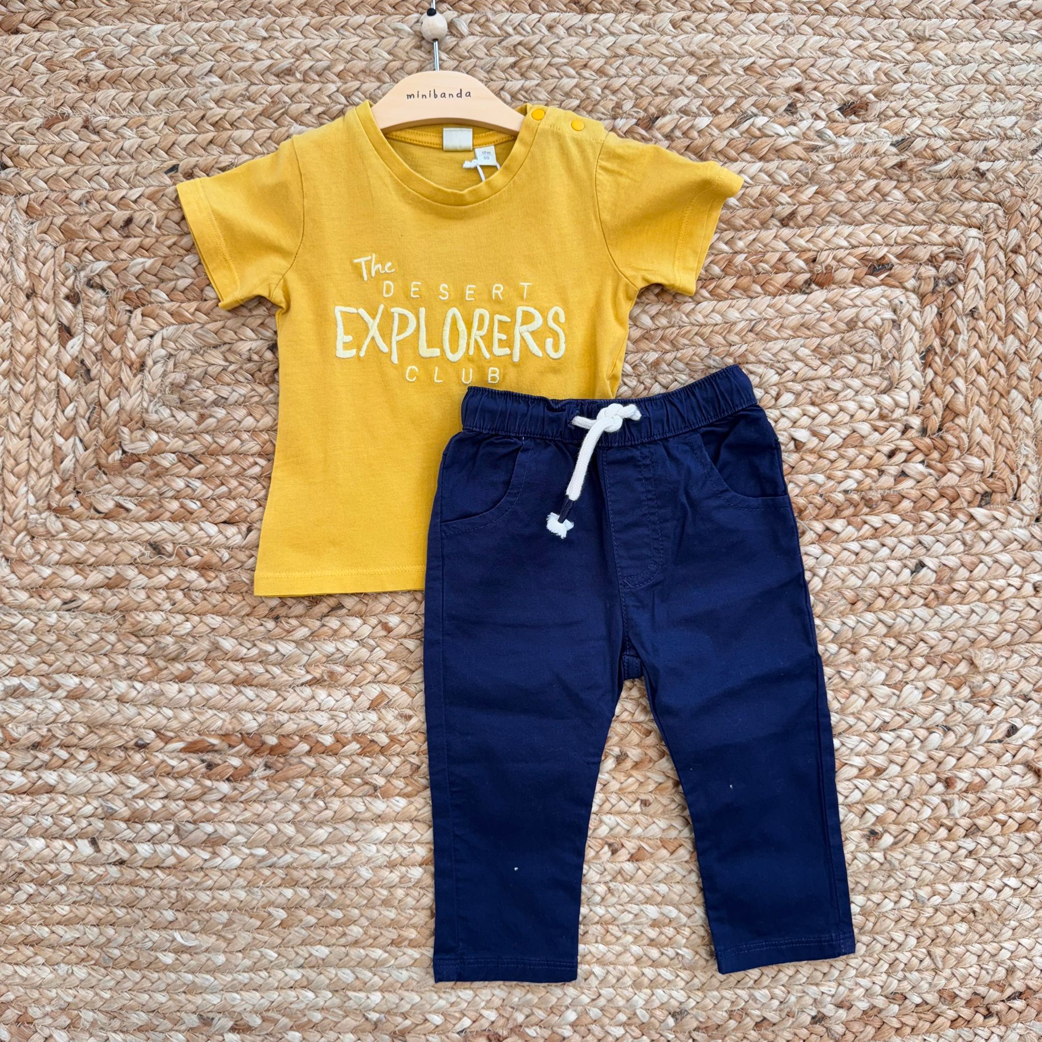 Completo bambino estivo con t-shirt gialla "Explorers Club" e pantalone blu