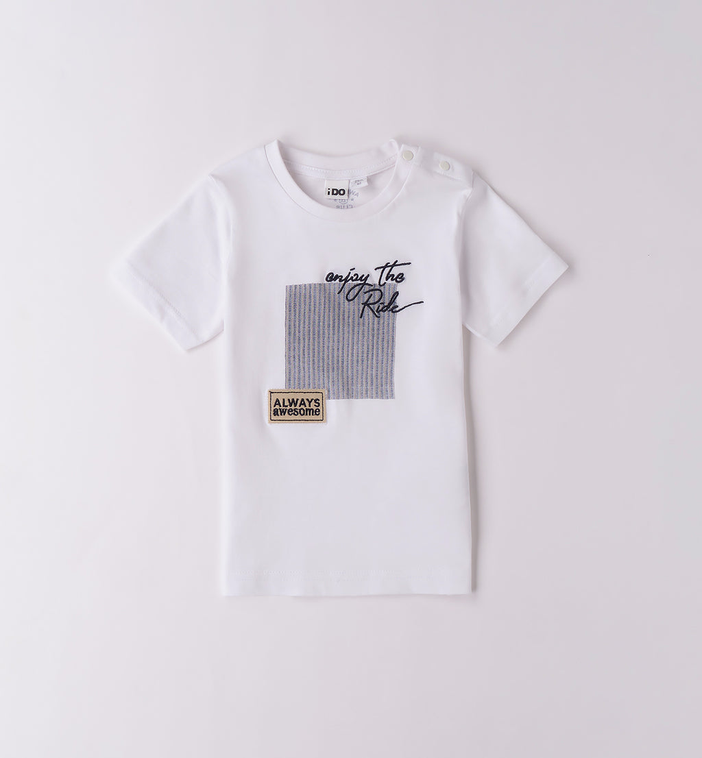 Completo bambino con t-shirt bianca "Enjoy the Ride" e shorts a righe blu.

