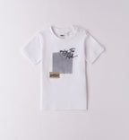 Completo bambino con t-shirt bianca "Enjoy the Ride" e shorts a righe blu.

