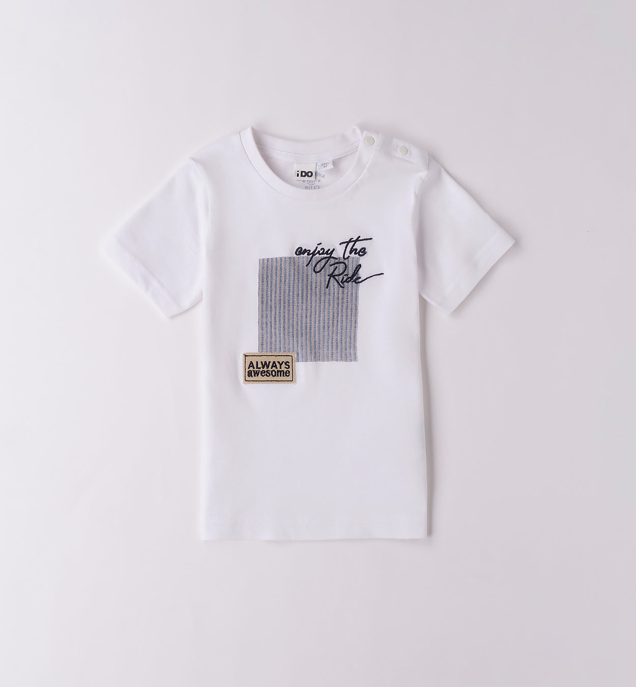 Completo bambino con t-shirt bianca "Enjoy the Ride" e shorts a righe blu.

