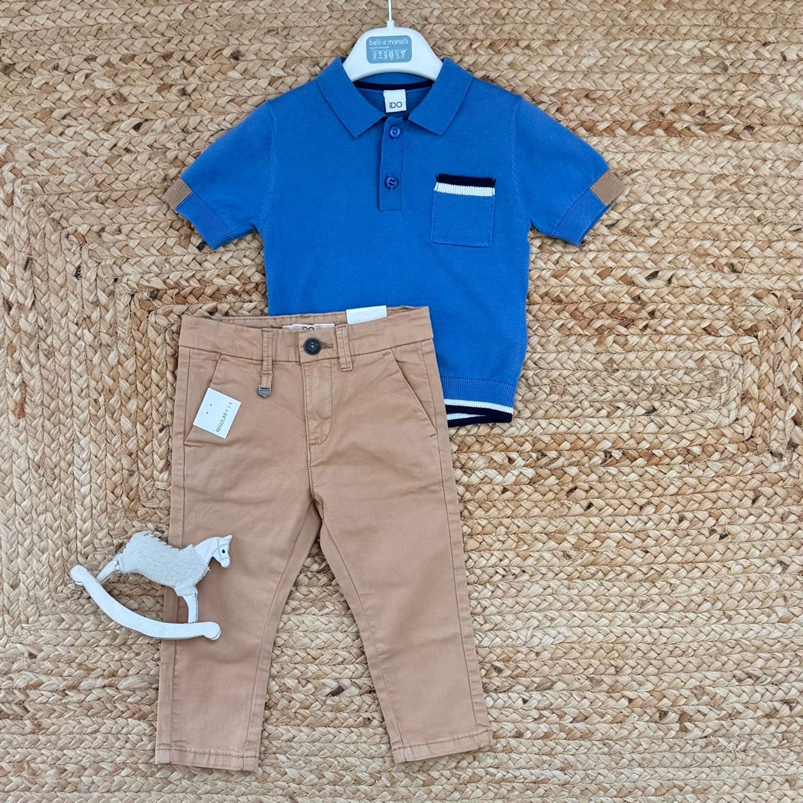 completo estivo bambino polo azzurra e pantalone beige in cotone