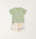 Completo estivo bimbo in cotone con t-shirt verde salvia e bermuda fantasia