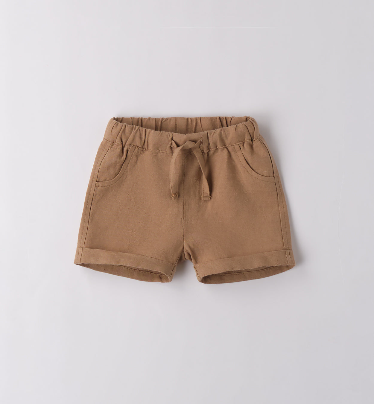 Shorts bimbo nocciola con coulisse e tasche laterali.