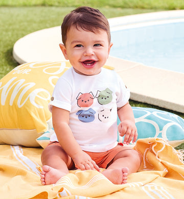 T-shirt con stampa cani e pantaloncini rossi per bambino, abbigliamento casual estivo.