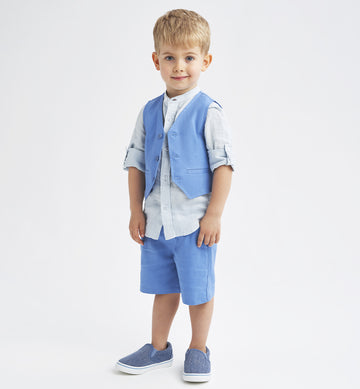 Gilet in lino azzurro, camicia bianca e pantaloncini azzurri in lino per bambino, abbigliamento estivo elegante