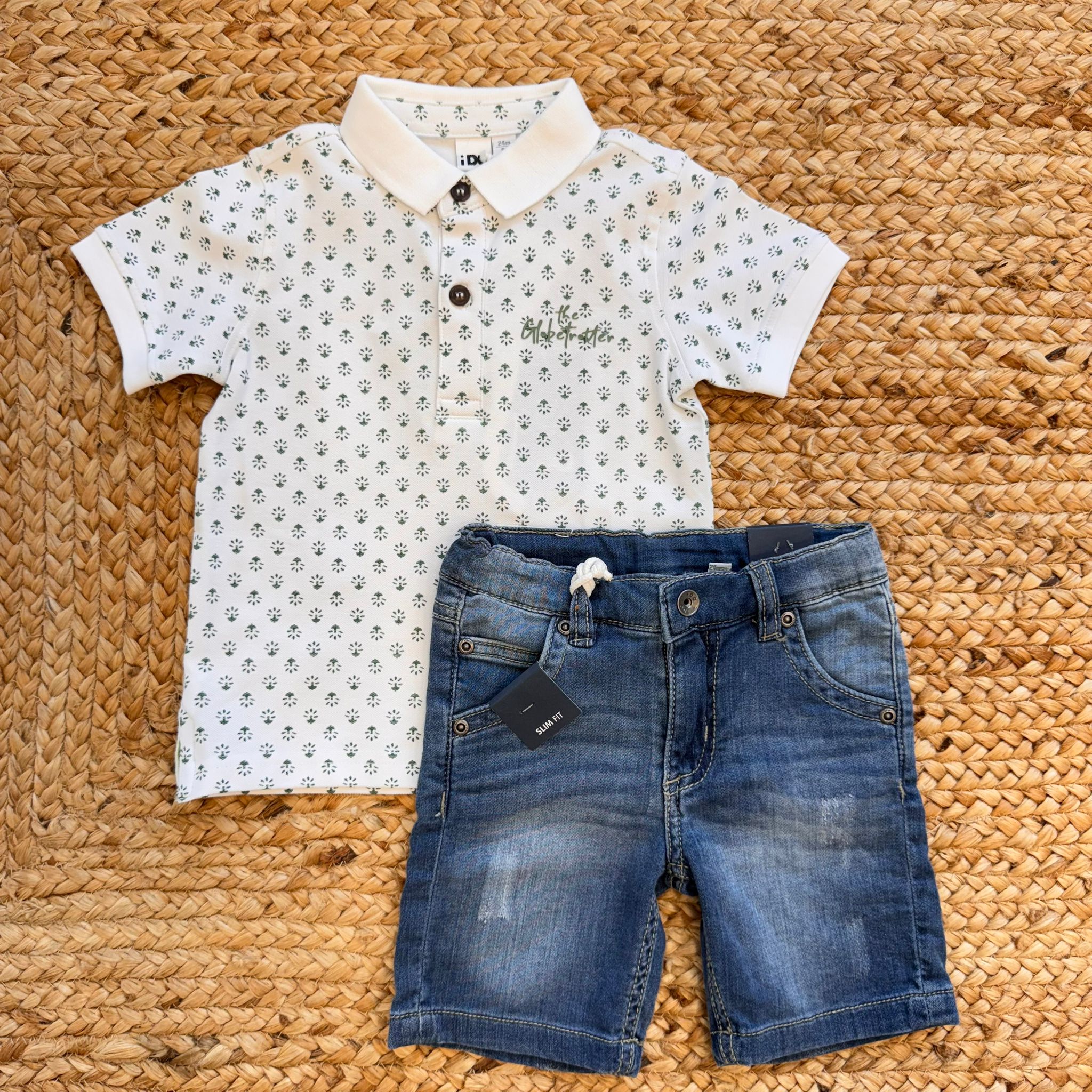 Completo bambino con polo bianca stampata e bermuda in jeans

