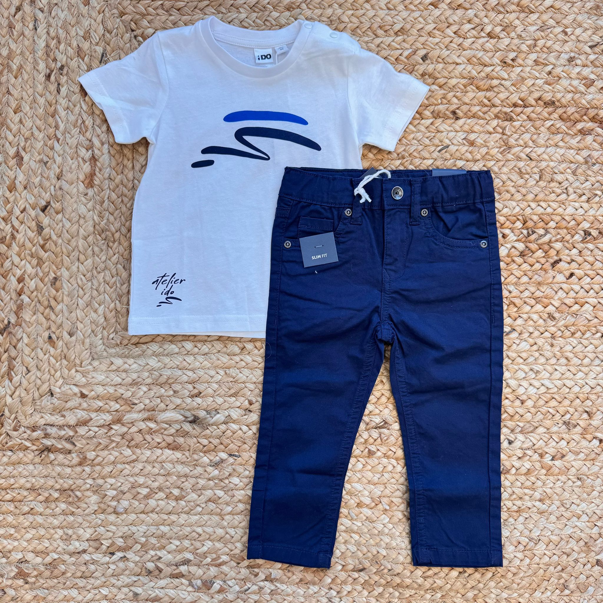 Completo bambino con t-shirt bianca grafica e pantalone slim blu