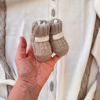 Completino caldo in maglia per neonato composto da maglioncino, pantalone e cappellino panna e beige