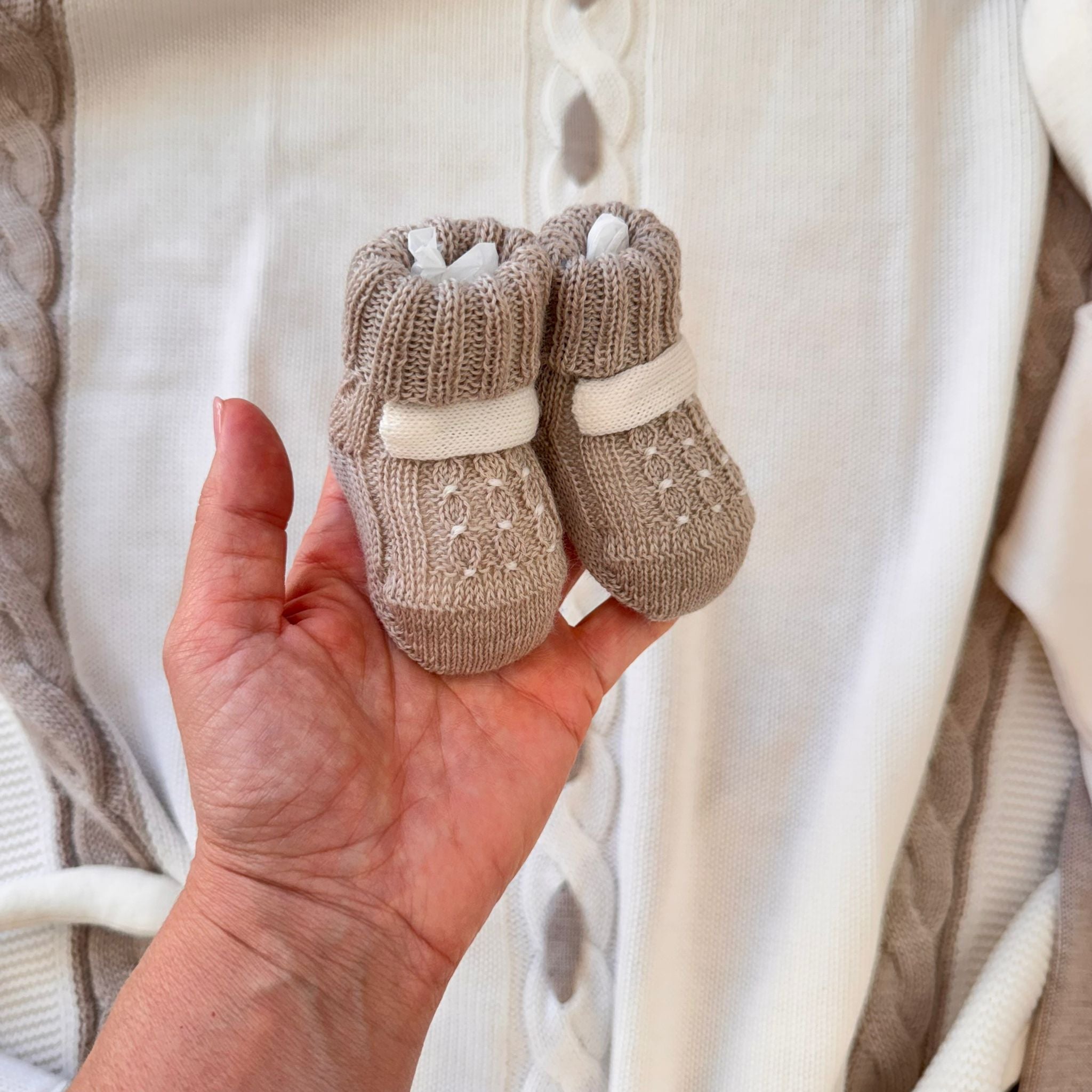 Completino caldo in maglia per neonato composto da maglioncino, pantalone e cappellino panna e beige