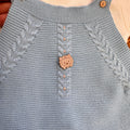 Retro del coordinato neonato con salopette in lana azzurra