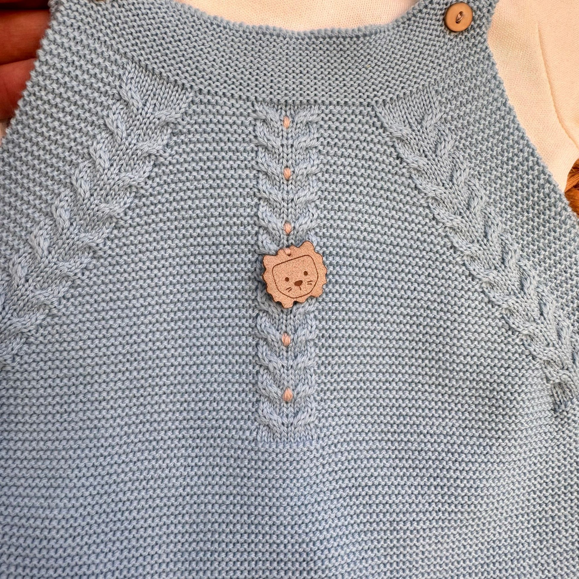 Retro del coordinato neonato con salopette in lana azzurra