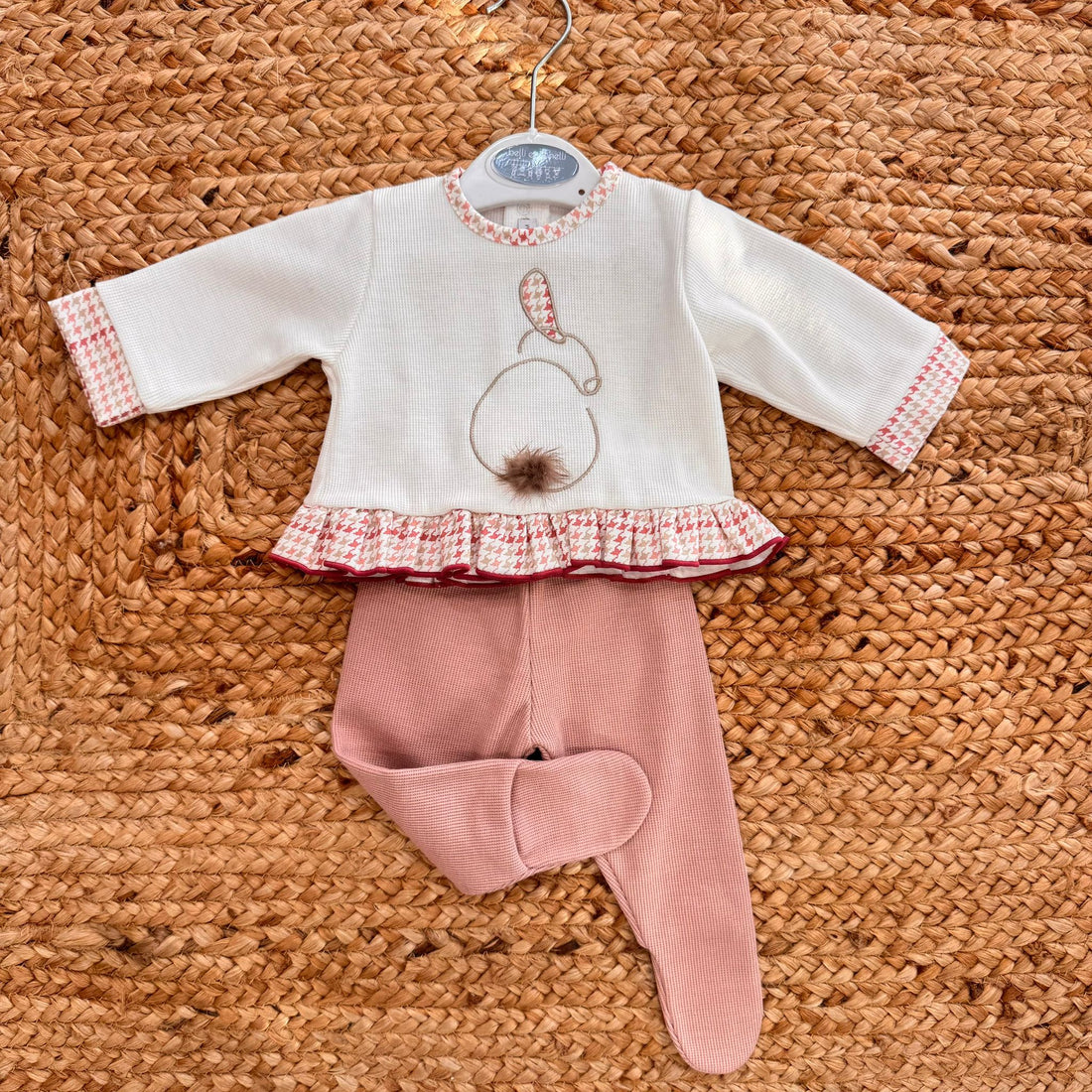 Completo invernale neonata con maglia coniglietto panna e pantalone rosa caldo


