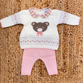Completo in lana per neonata con orsetta ricamata, cuori rosa e colletto vichy.