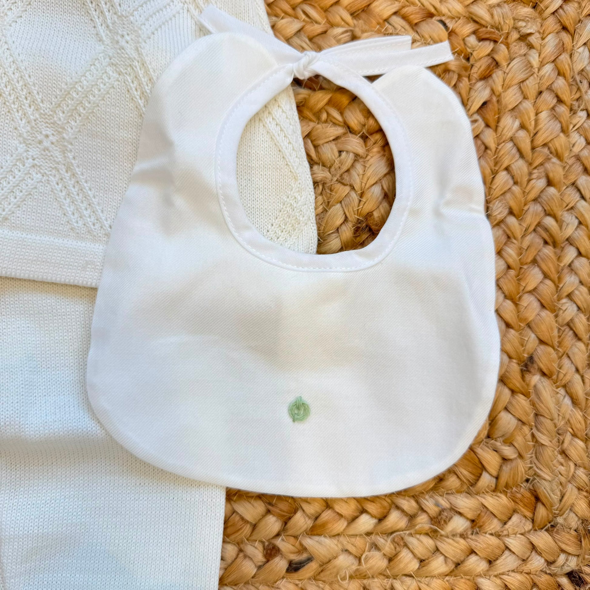 Uscita clinica neonata in lana panna con ricami verde salvia completa di corredino nascita