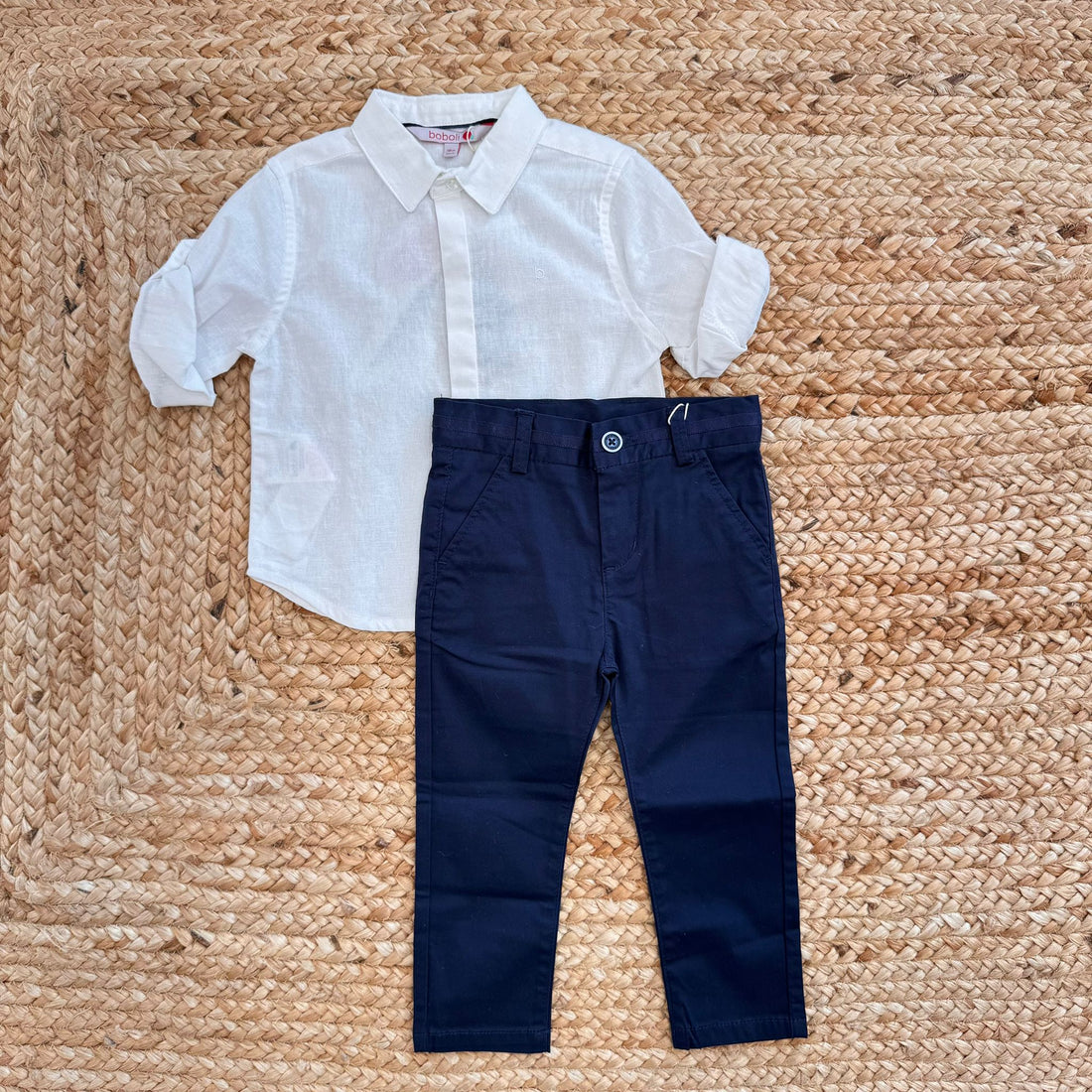 Completo elegante bambino con camicia bianca e pantalone blu