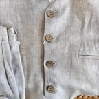 Gilet in lino beige con bottoni in legno e taschino decorativo