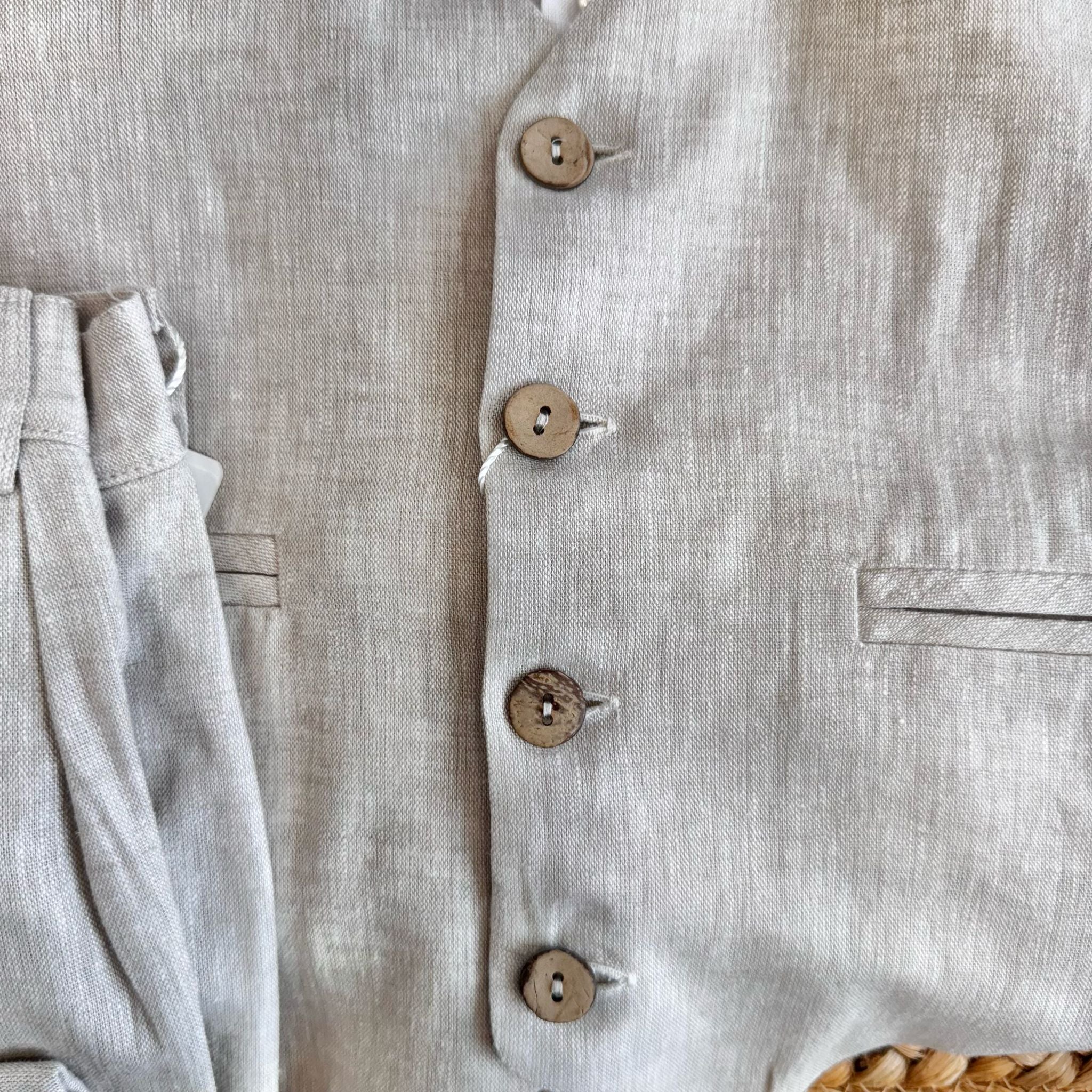 Gilet in lino beige con bottoni in legno e taschino decorativo