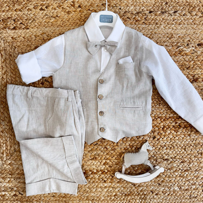  Completo in lino beige per paggetti e cerimonia, con camicia bianca e papillon coordinato.