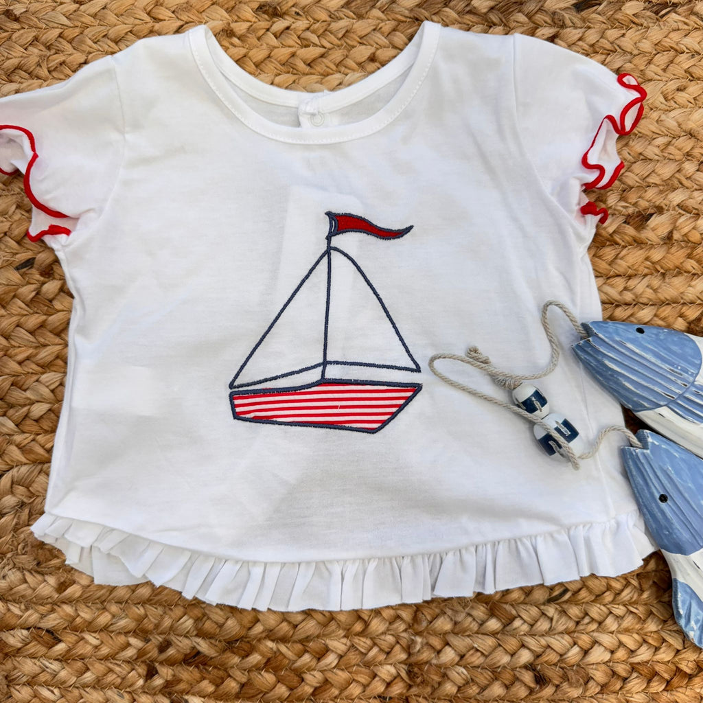 Costume slip a righe rosse con fiocco e t-shirt con stampa barchetta per bambina.