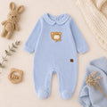 Completo neonato in cotone e lana azzurro bianco e beige visto posteriormente con bottoni sulla maglia