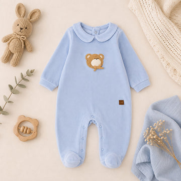 Completo neonato in cotone e lana azzurro bianco e beige visto posteriormente con bottoni sulla maglia