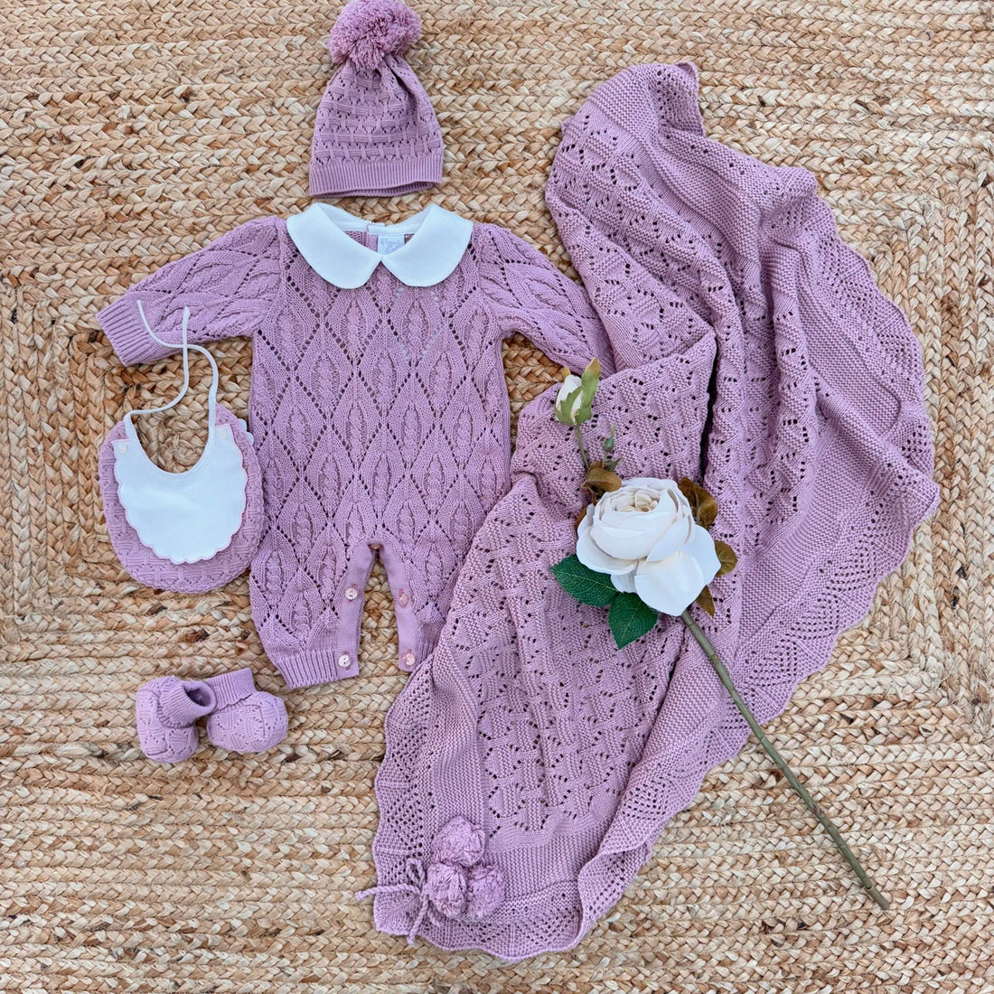 Corredino neonato in filo lilla con tutina e accessori coordinati