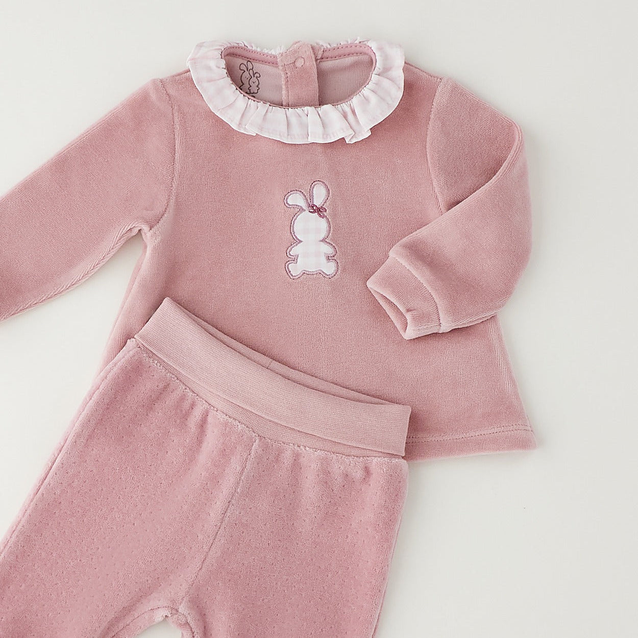 Completo neonata in ciniglia rosa con coniglietto, colletto bianco e pantalone con piedini per corredino nascita.
