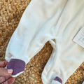 Uscita clinica neonata in ciniglia bianco panna e prugna con tutina, copertina sfoderabile, bavetta, cappellino, scarpine e lenzuolino coordinati.