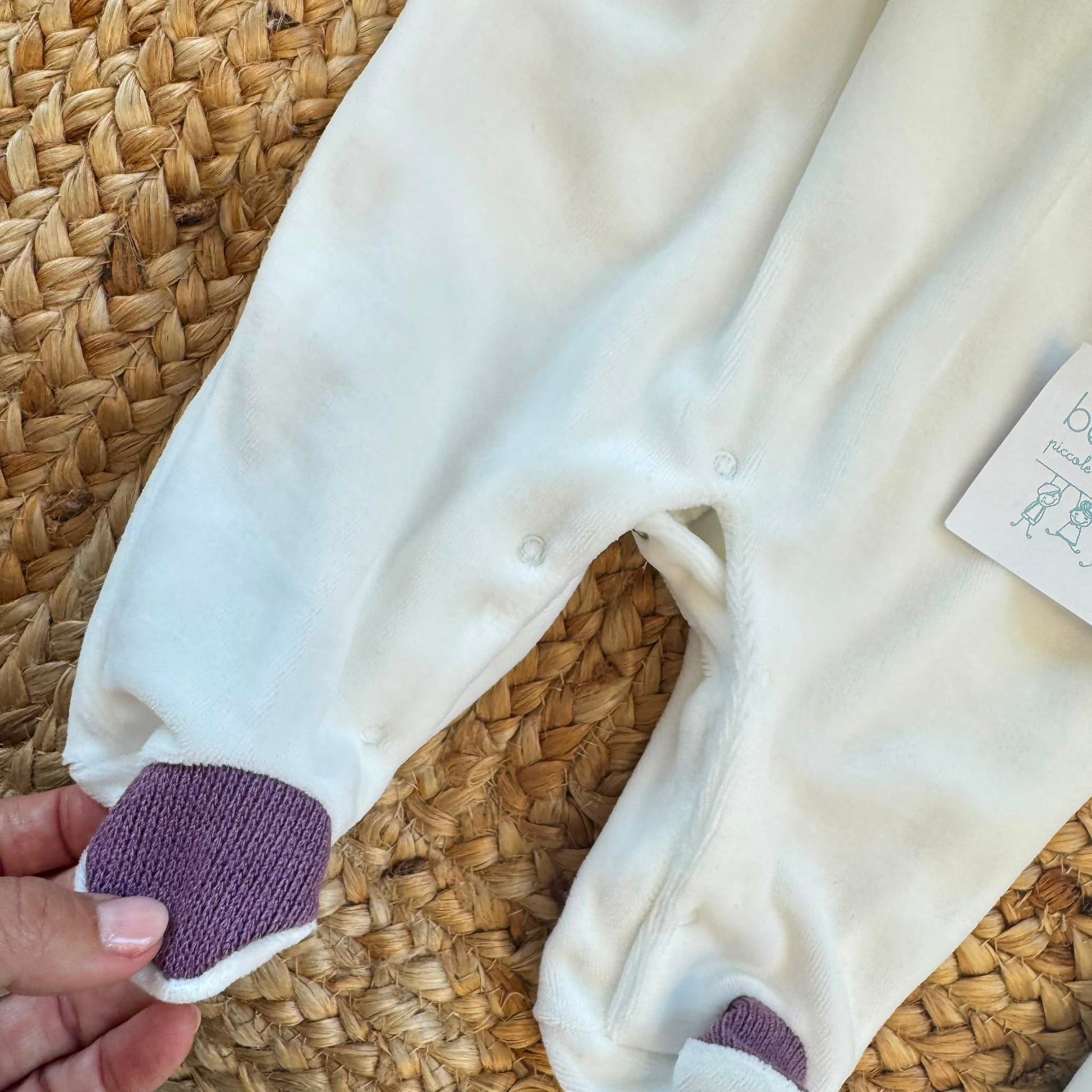 Uscita clinica neonata in ciniglia bianco panna e prugna con tutina, copertina sfoderabile, bavetta, cappellino, scarpine e lenzuolino coordinati.
