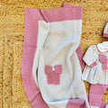 Set nascita uscita clinica neonata in pura lana merino beige e marsala rosa con copertina coordinata.