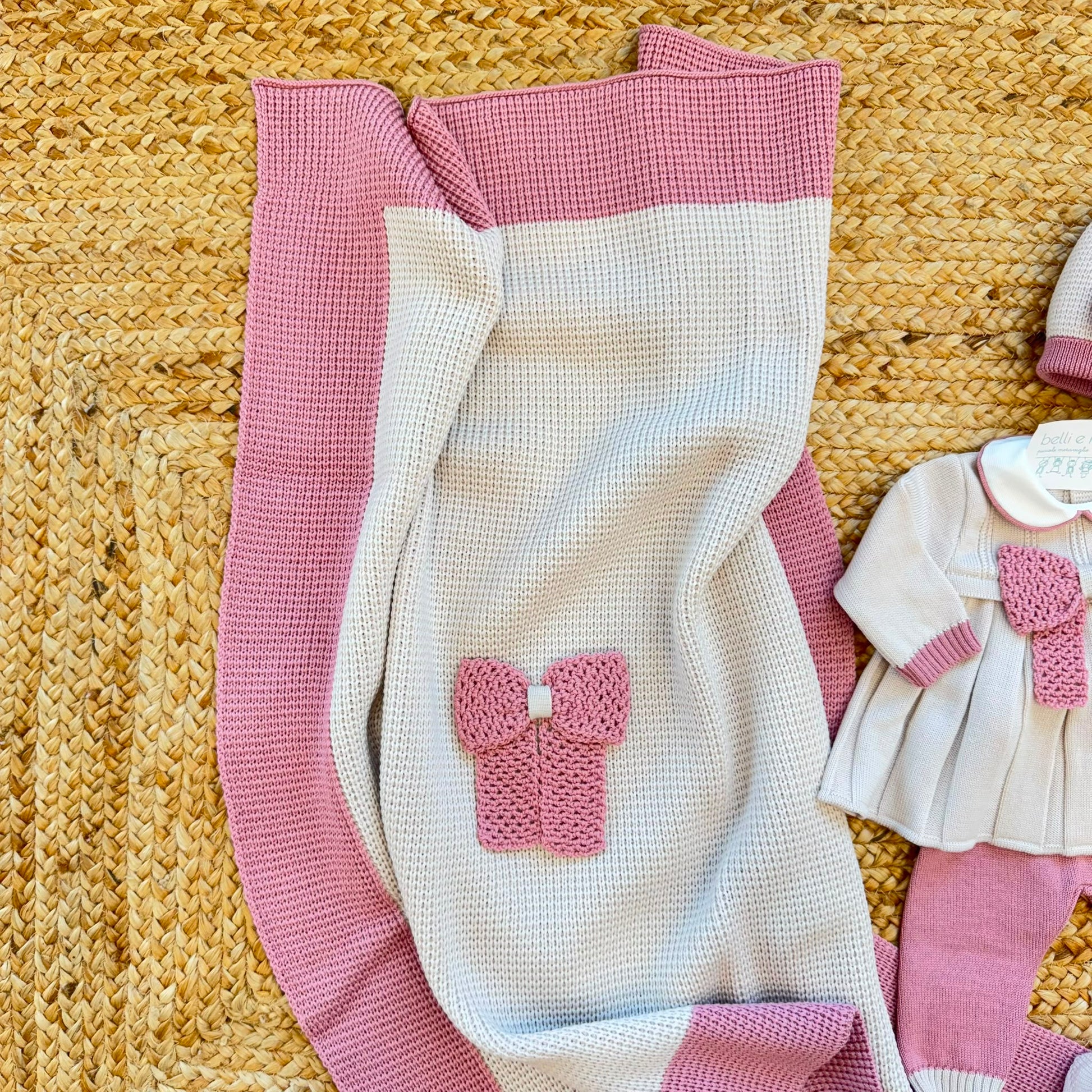 Set nascita uscita clinica neonata in pura lana merino beige e marsala rosa con copertina coordinata.