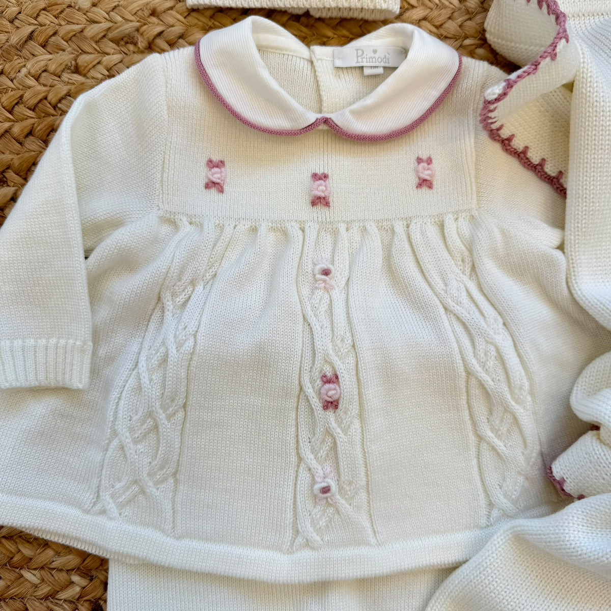 Uscita clinica neonata in pura lana latte e rosa con completo, copertina, cappellino e scarpine