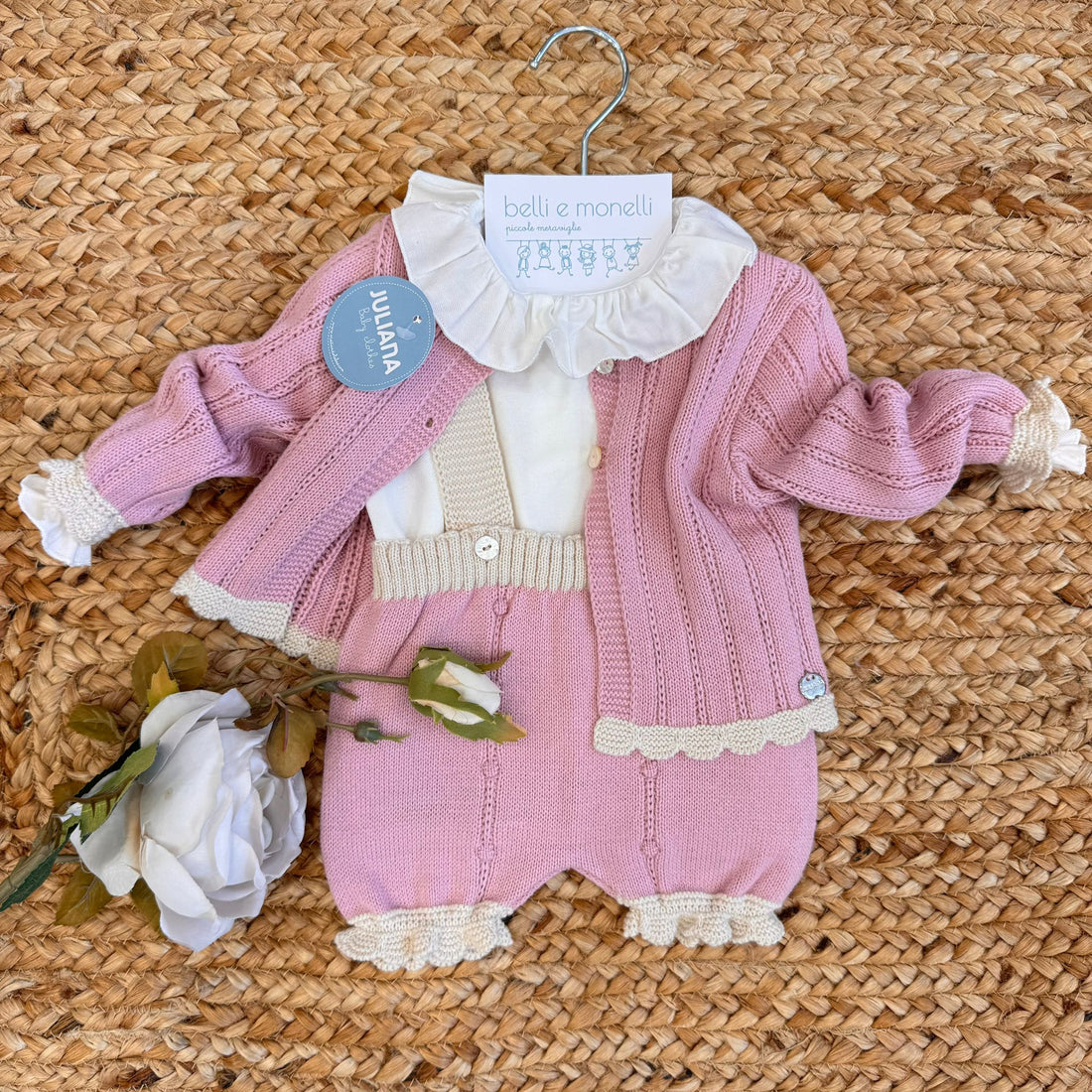 Completo nascita per neonata con cardigan rosa e salopette