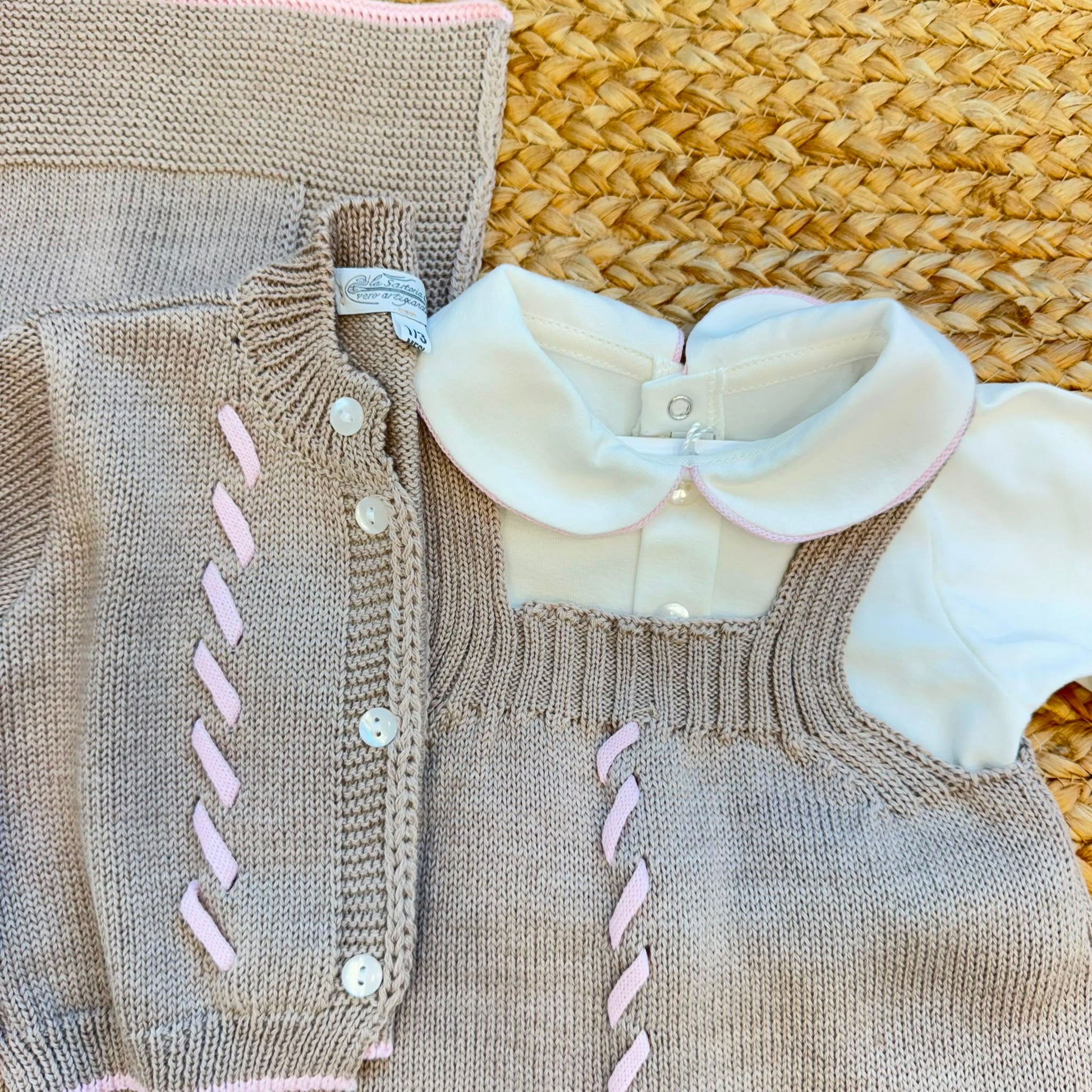 Uscita clinica neonata in lana merino tortora e rosa con copertina e completo coordinato