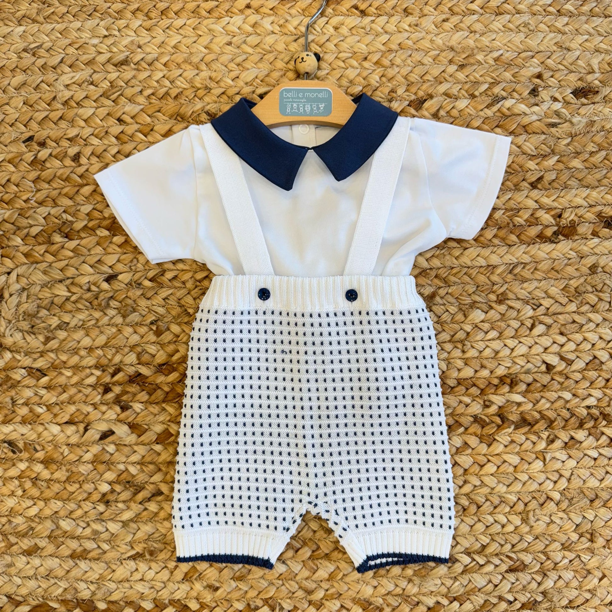 Completo nascita neonato con camicina bianca e pantaloncino con bretelle