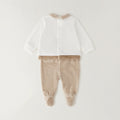 Dettaglio completo neonato in ciniglia bianco e beige con cagnolino, palloncino e pantalone a righe