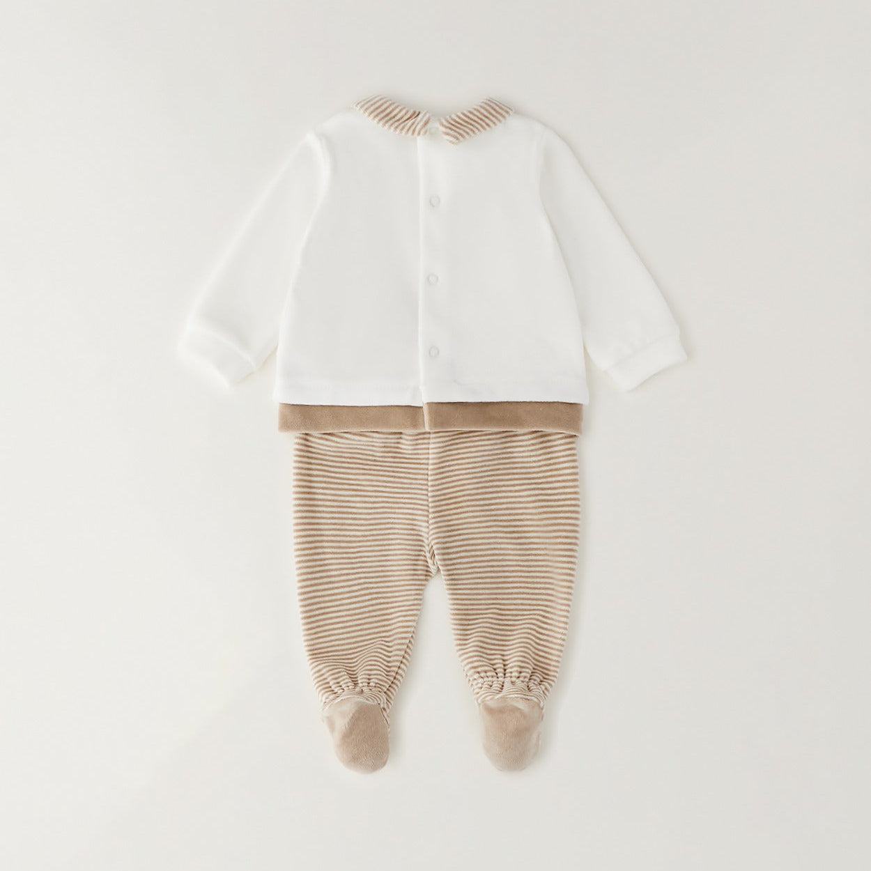 Dettaglio completo neonato in ciniglia bianco e beige con cagnolino, palloncino e pantalone a righe