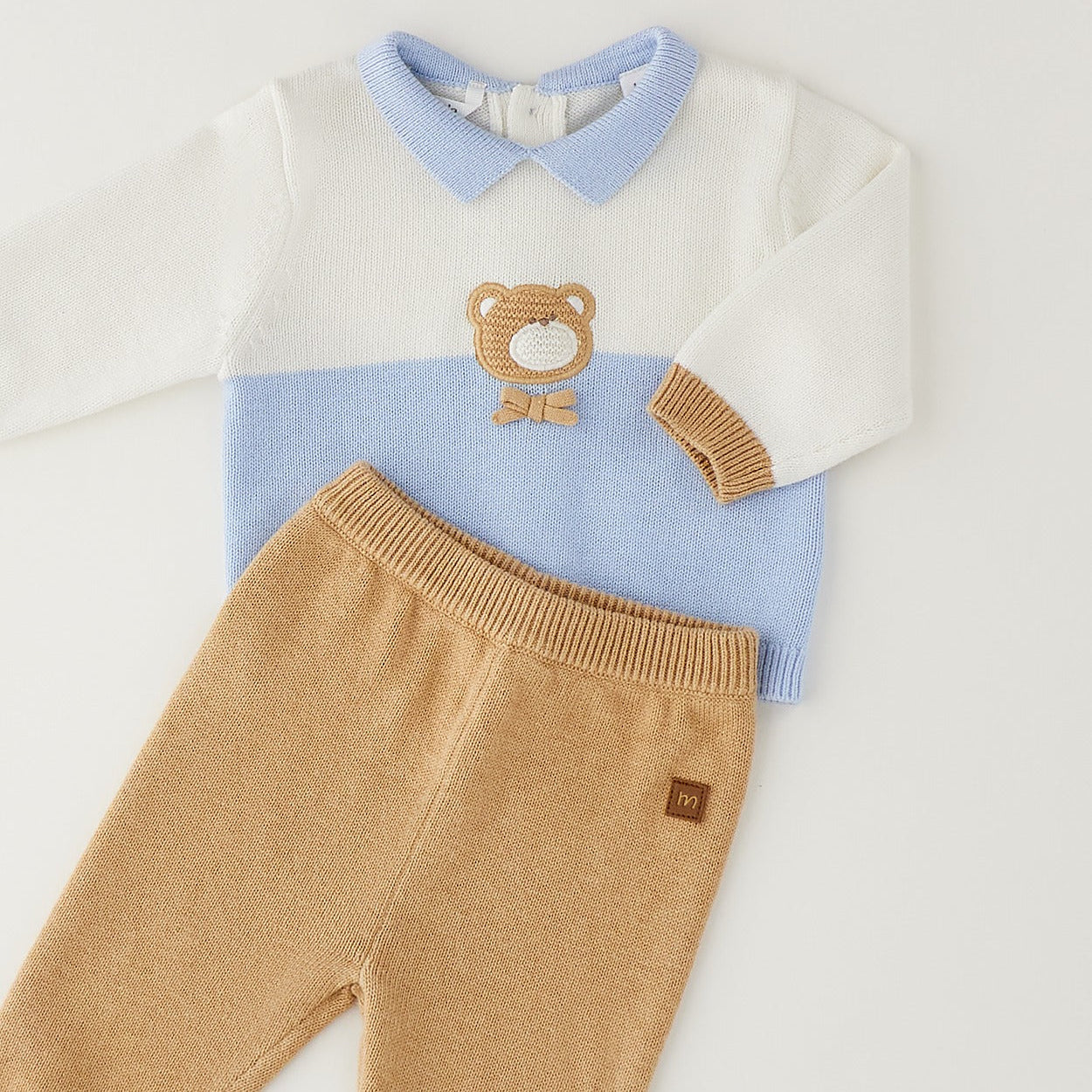 Completo neonato in cotone e lana con maglia bianca e azzurra con orsetto e pantalone beige