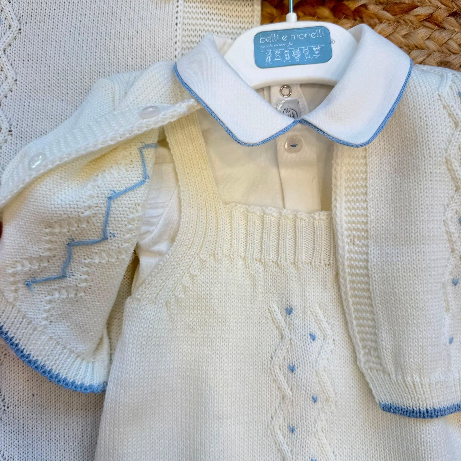 Uscita clinica neonato in lana merino panna e azzurro con copertina e completo coordinato