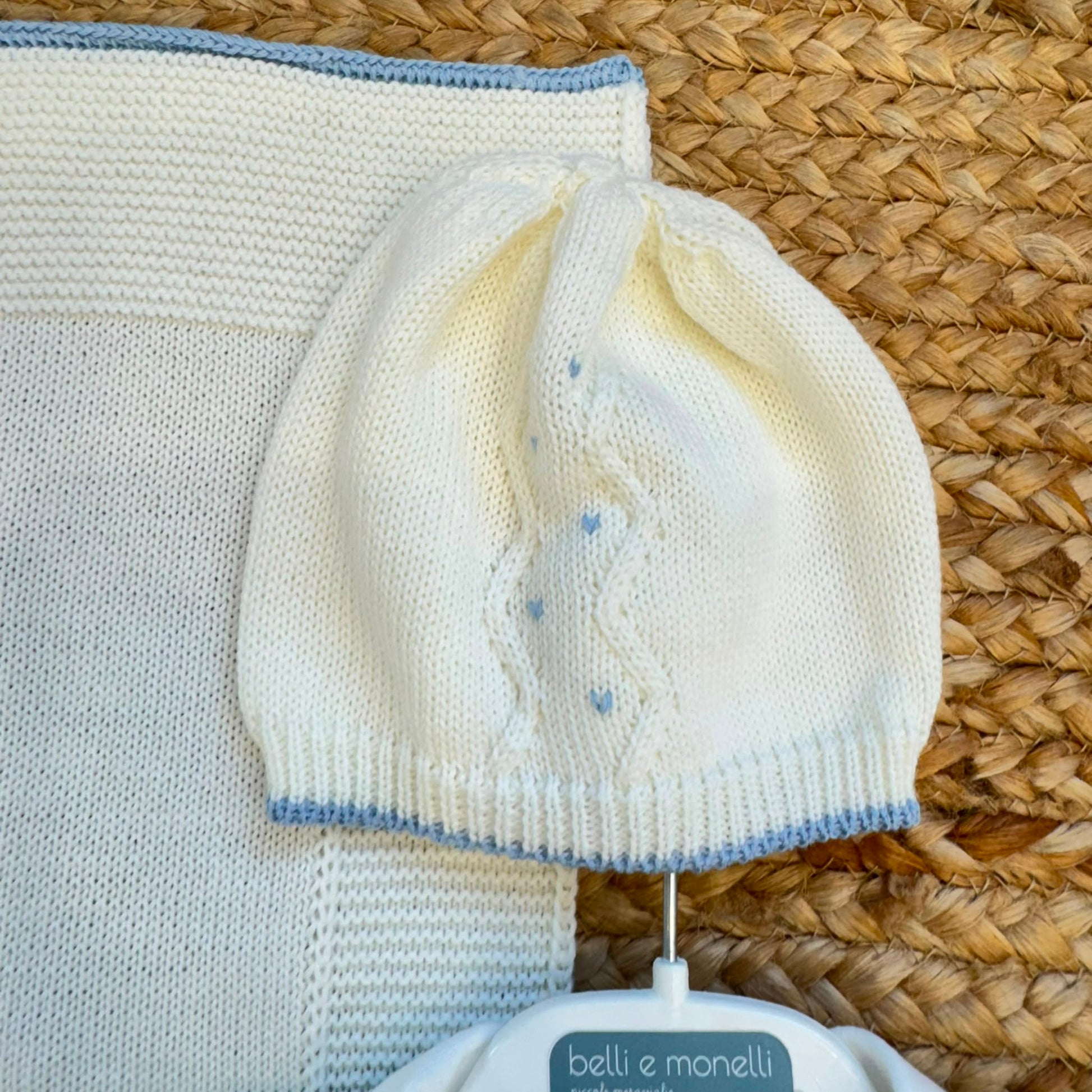 Uscita clinica neonato in lana merino panna e azzurro con copertina e completo coordinato