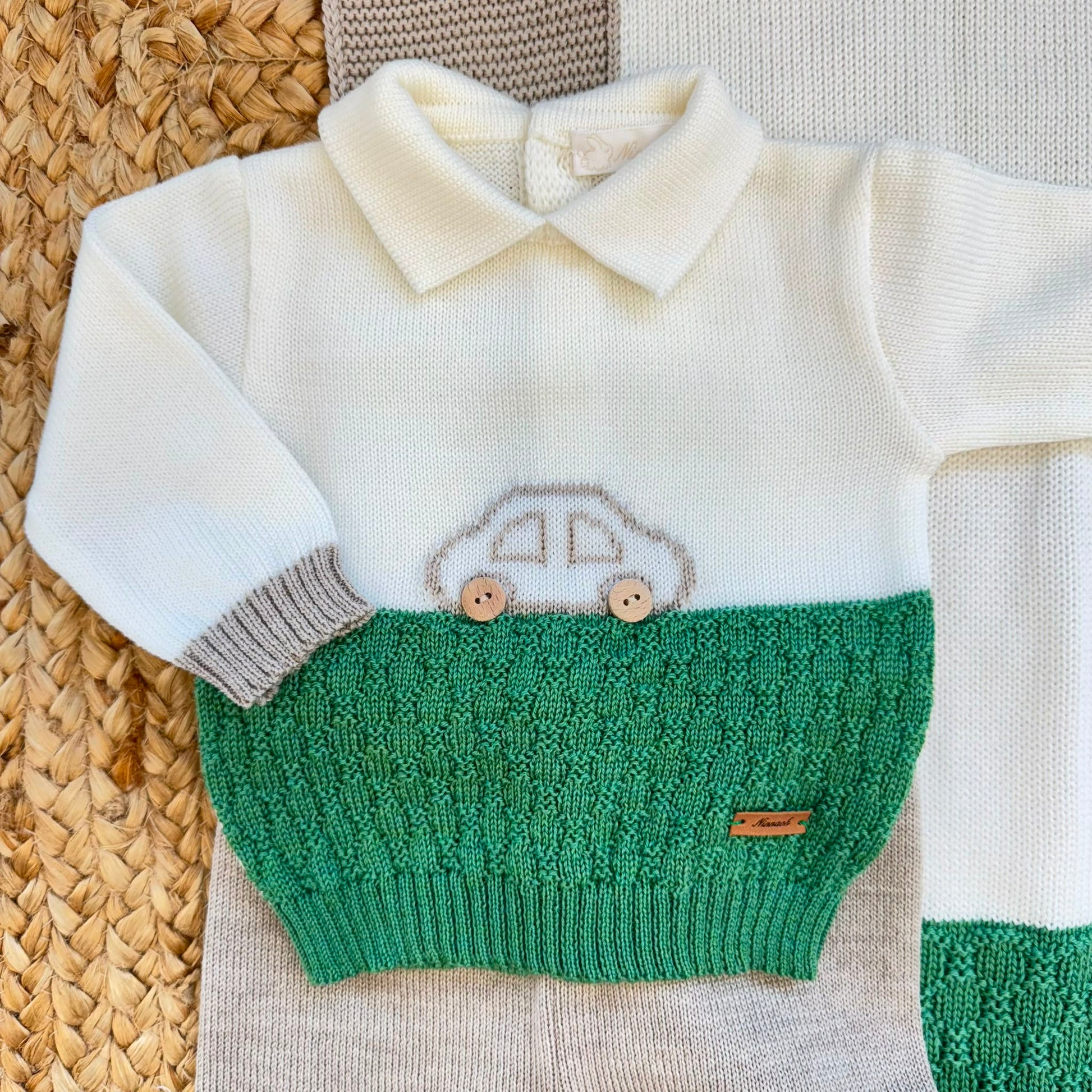 Completo nascita neonato in pura lana verde e panna con motivo automobile e pantalone beige