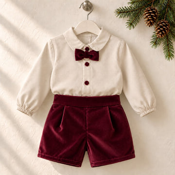 Completo natalizio bimbo bordeaux e beige con camicia in cotone a maniche lunghe, papillon bordeaux e pantaloncini corti eleganti coordinati.