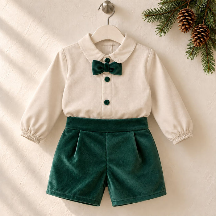 Completo natalizio bimbo verde bottiglia e beige con camicia a maniche lunghe, papillon verde coordinato e pantaloncini eleganti.