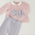 Completo neonata rosa e grigio in cotone e lana con fiocco, pantalone e cappellino coordinato.