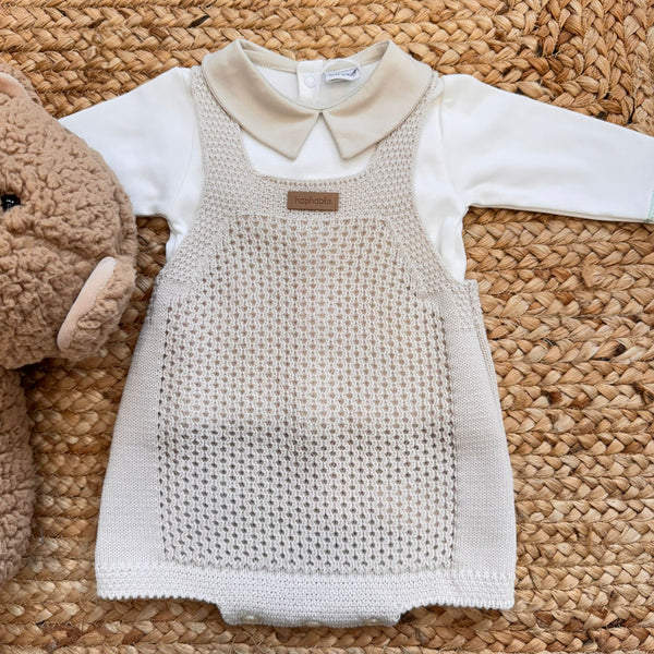 Coordinato neonato beige con salopette e colletto, accanto a peluche