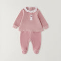 Completo neonata in ciniglia rosa con coniglietto, colletto bianco e pantalone con piedini per corredino nascita.