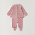 Completo neonata in ciniglia rosa con coniglietto, colletto bianco e pantalone con piedini per corredino nascita.