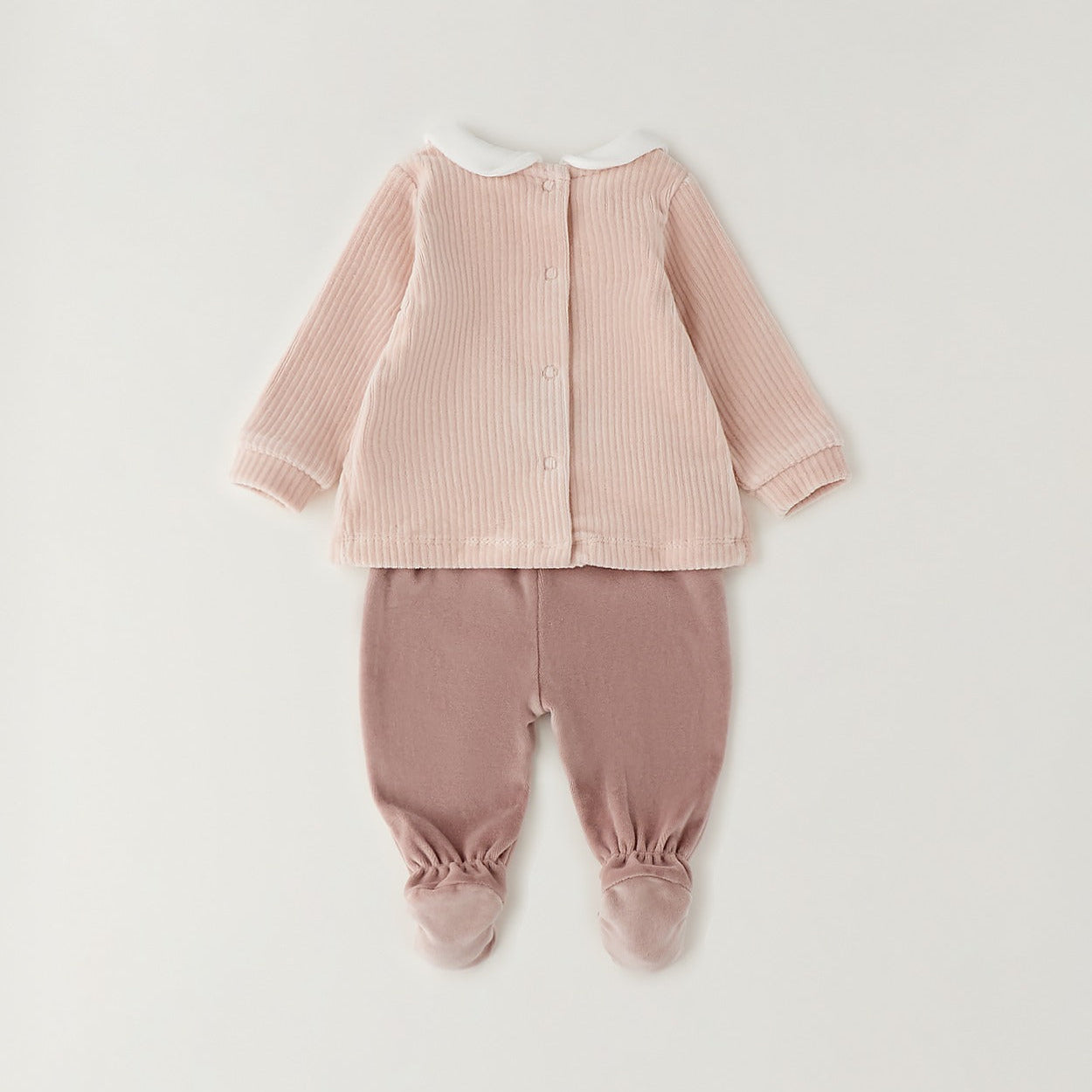 Dettaglio completo nascita neonata in ciniglia rosa con lavorazione a coste, fiori applicati e colletto bianco.