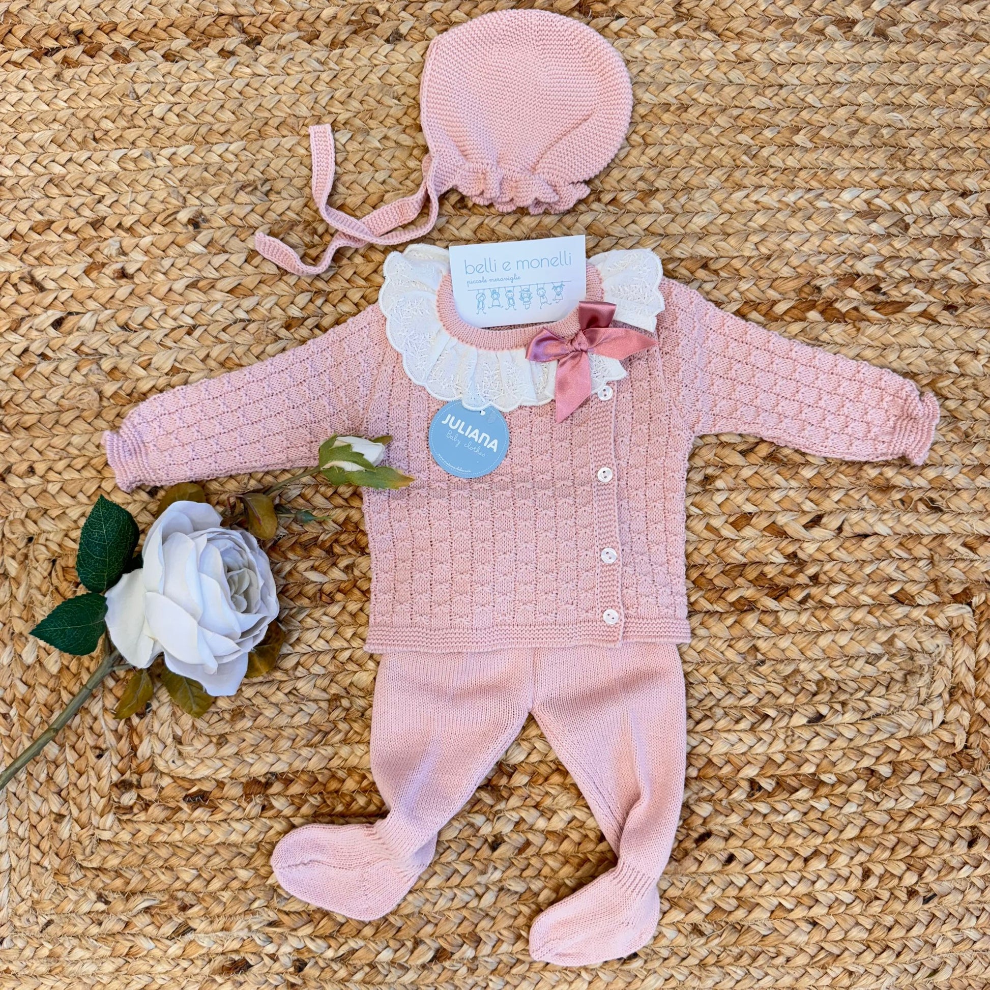 Completo neonata rosa con colletto ricamato e fiocco