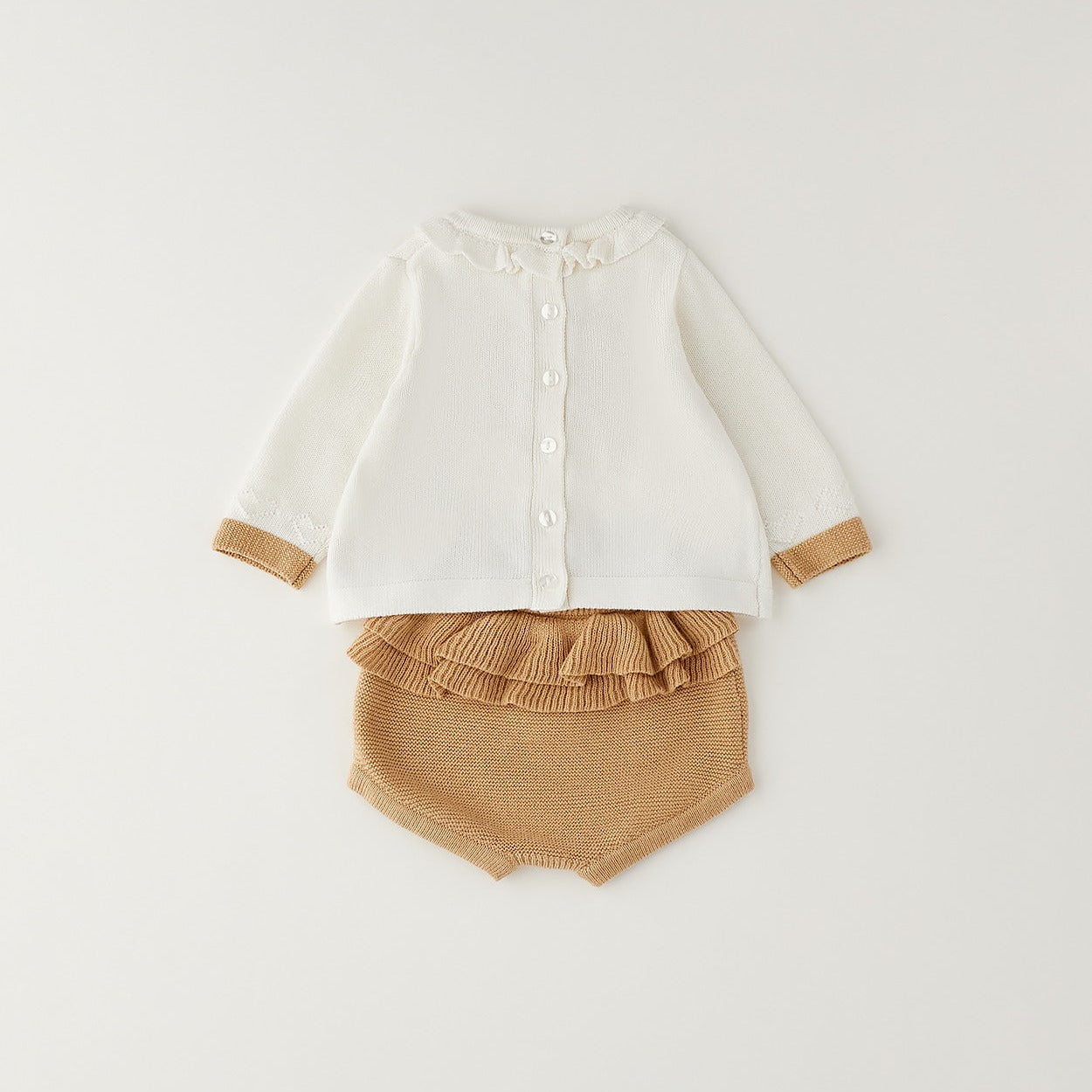 Dettaglio completo neonata cotone e lana con orsetto, fiocco rosa e culotte con cuori